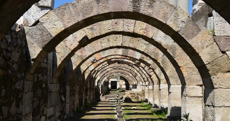 Galería abovedada de arcos de la basílica del Ágora romana de Esmirna