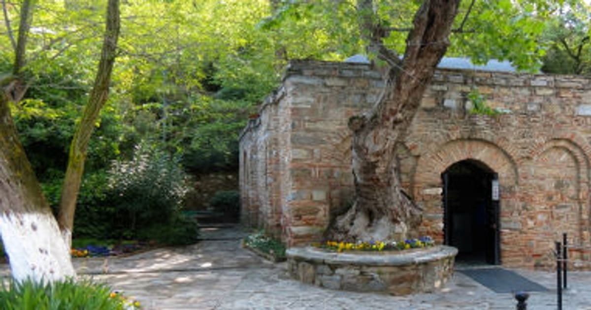 La capilla de piedra de la Casa de la Virgen María entre árboles