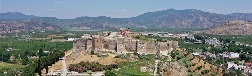 La fortaleza de Ayasuluk sobre la colina, con la llanura de Selçuk alrededor