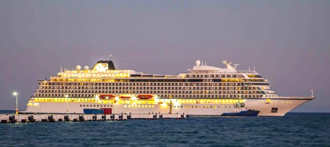 Crucero iluminado al atardecer junto al muelle de cruceros de Kuşadası, el puerto donde hacen escala los barcos de MSC camino de Éfeso