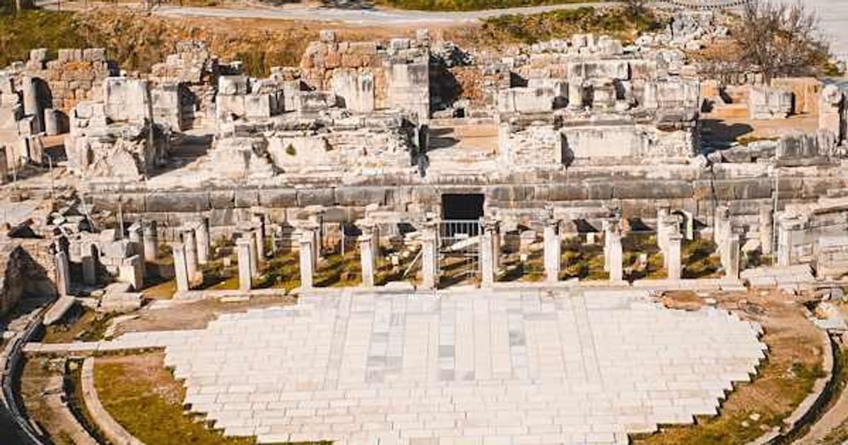 El Gran Teatro de Éfeso excavado en la ladera del monte Pión