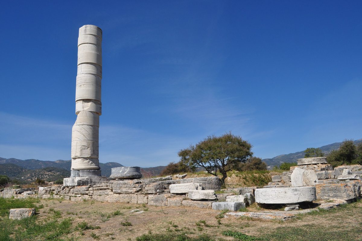 La única columna en pie del templo de Hera en el Heraion de Samos, entre bloques de mármol caídos y con montes al fondo