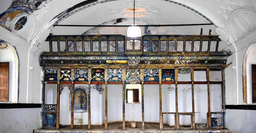 Interior de la antigua iglesia ortodoxa de Şirince, con el iconostasio de madera pintado en azul y oro y las hornacinas vacías