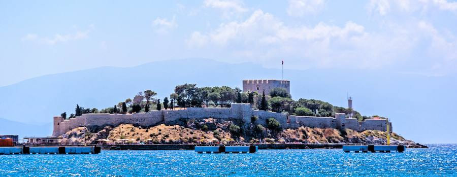 La isla de las Palomas de Kuşadası, con sus murallas otomanas, vista desde el mar