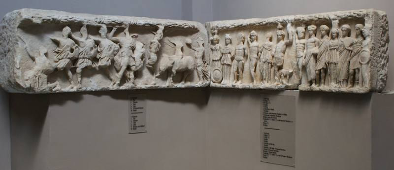 Dos frisos de mármol del Templo de Adriano expuestos en una pared del Museo Arqueológico de Éfeso