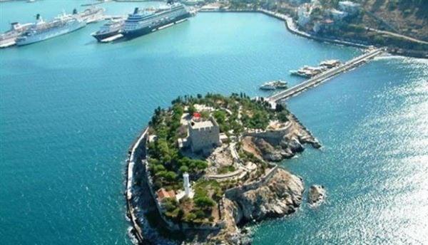 Vista aérea del puerto de cruceros de Kuşadası con varios barcos atracados a finales de temporada