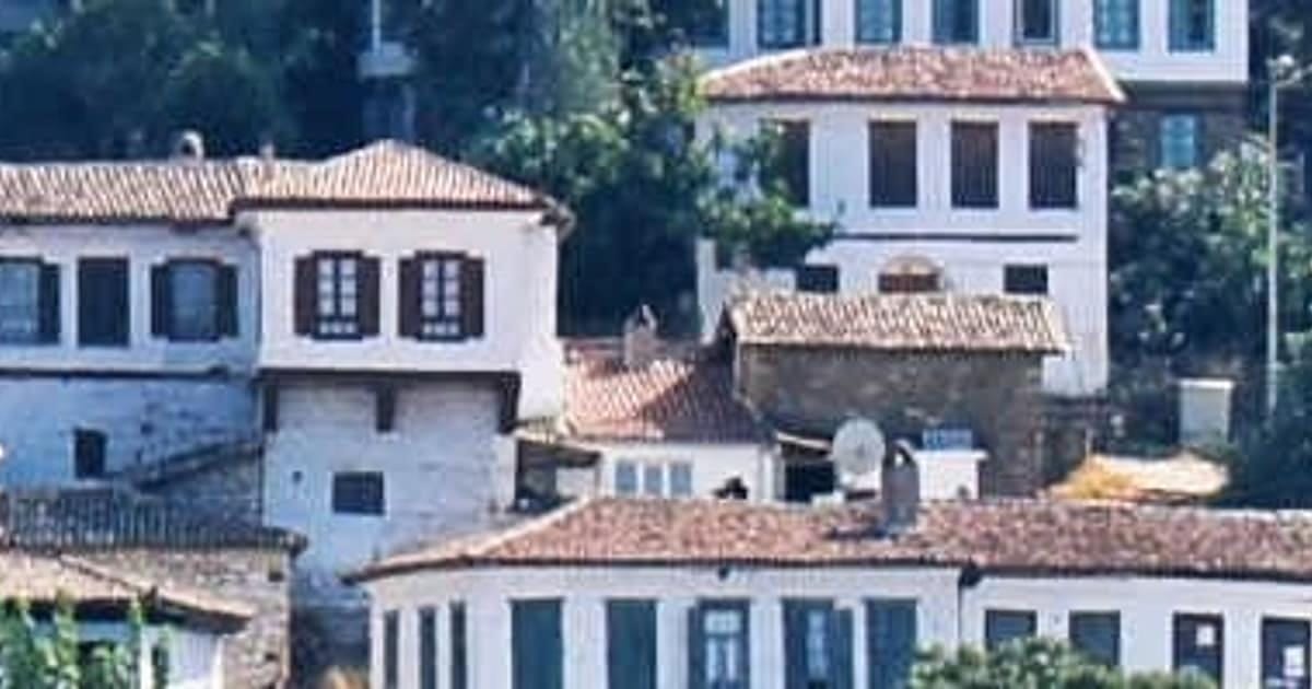 Las casas blancas de Şirince escalonadas en la ladera