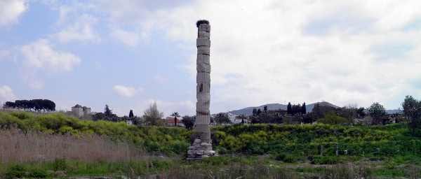 La única columna en pie del Templo de Artemisa de Éfeso, en el prado a las afueras de Selçuk