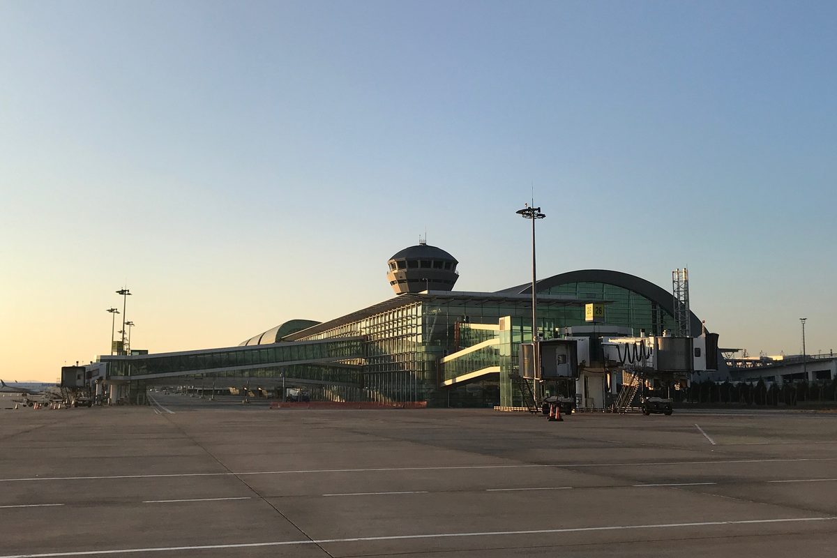 Terminal acristalada y torre de control del aeropuerto Adnan Menderes de Esmirna, a 55 km de Éfeso, a primera hora de la mañana